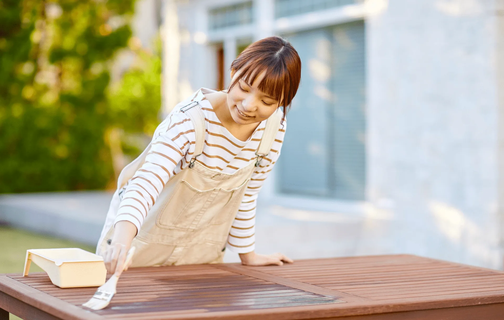 木部に塗料を塗る様子