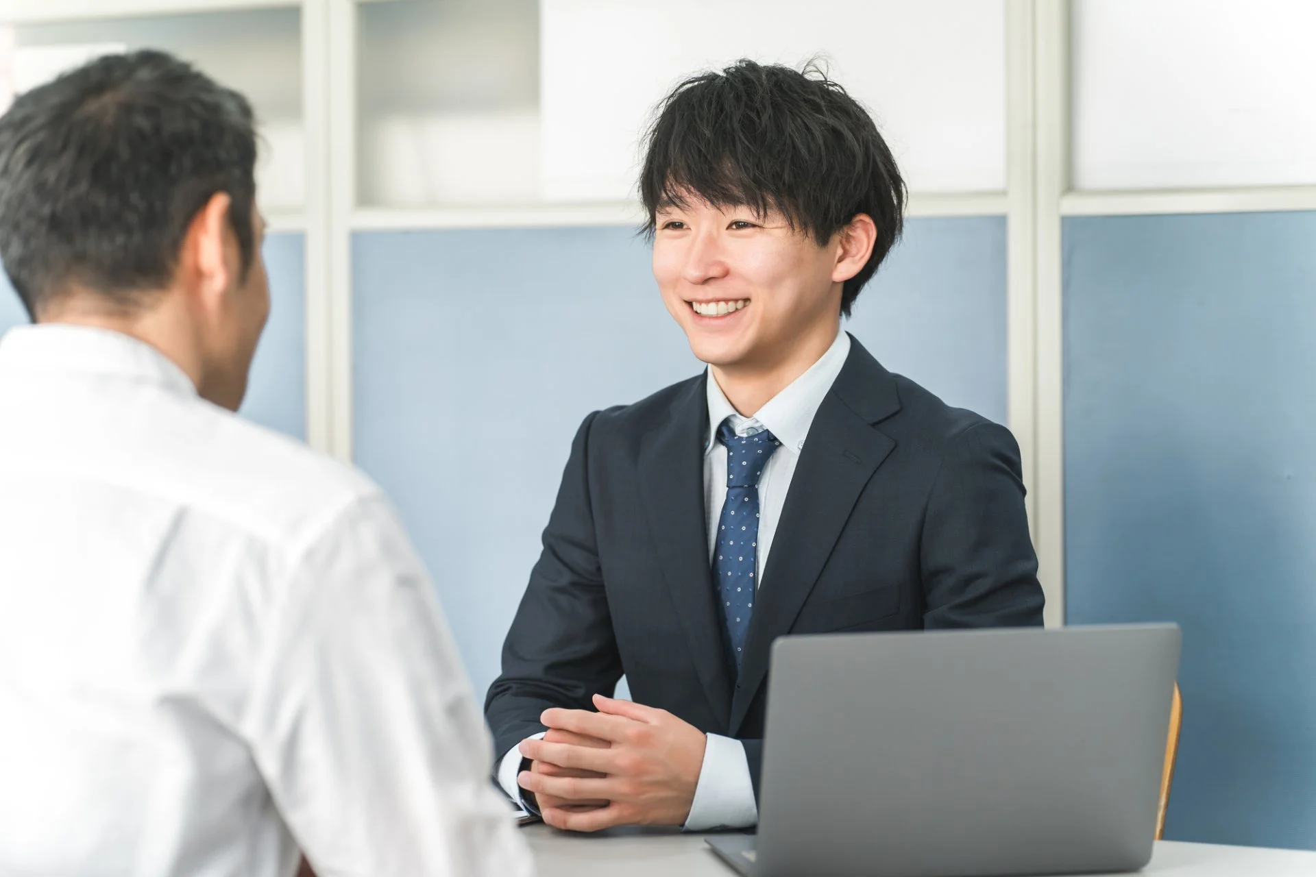 奥行きのある塗料倉庫に一斗缶と缶製品が整然と並ぶ通路